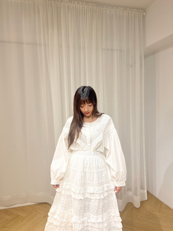 V字雕花蕾絲澎袖襯衫